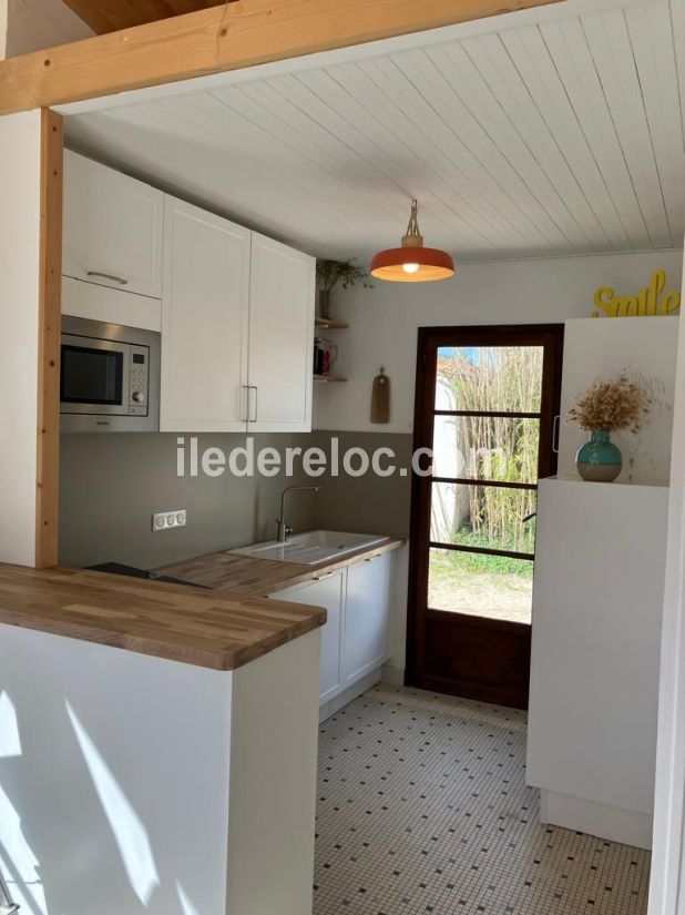 Photo 3 : CUISINE d'une maison située à La Couarde-sur-mer, île de Ré.