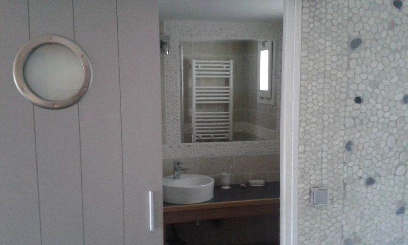 Photo 4 : SALLEDEBAIN d'une maison située à La Couarde-sur-mer, île de Ré.