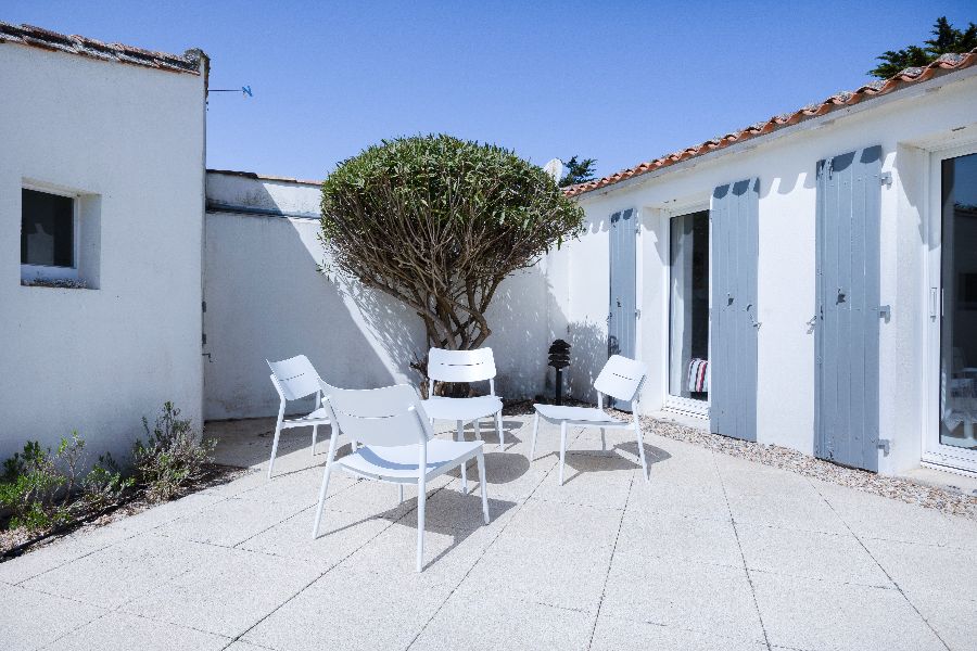 Photo 2 : TERRASSE d'une maison située à Le Bois-Plage-en-Ré, île de Ré.