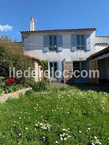 Photo 2 : EXTERIEUR d'une maison située à Sainte-Marie-de-Ré, île de Ré.