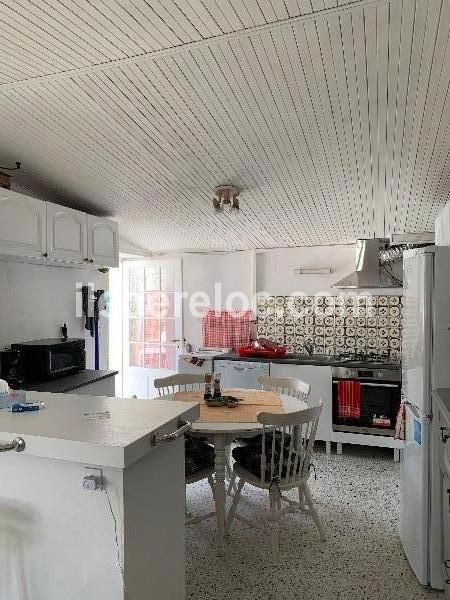 Photo 2 : CUISINE d'une maison située à Les Portes-en-Ré, île de Ré.