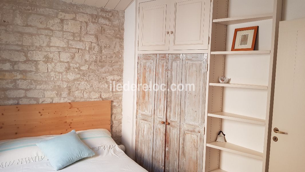 Photo 11 : CHAMBRE d'une maison située à Ars en Ré, île de Ré.