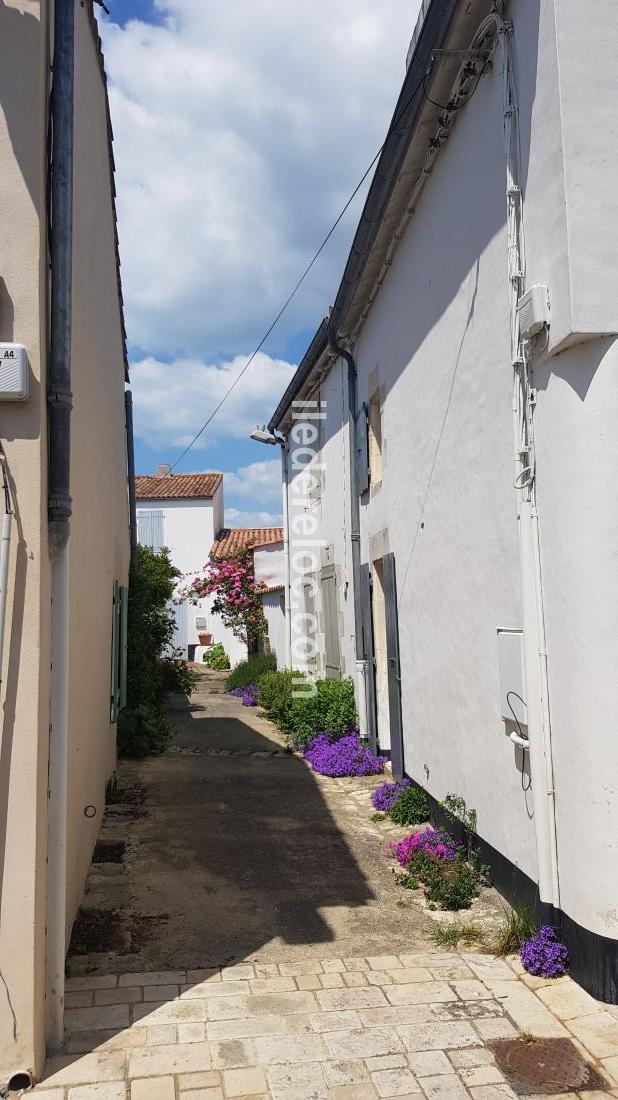 Photo 2 : EXTERIEUR d'une maison située à Ars en Ré, île de Ré.