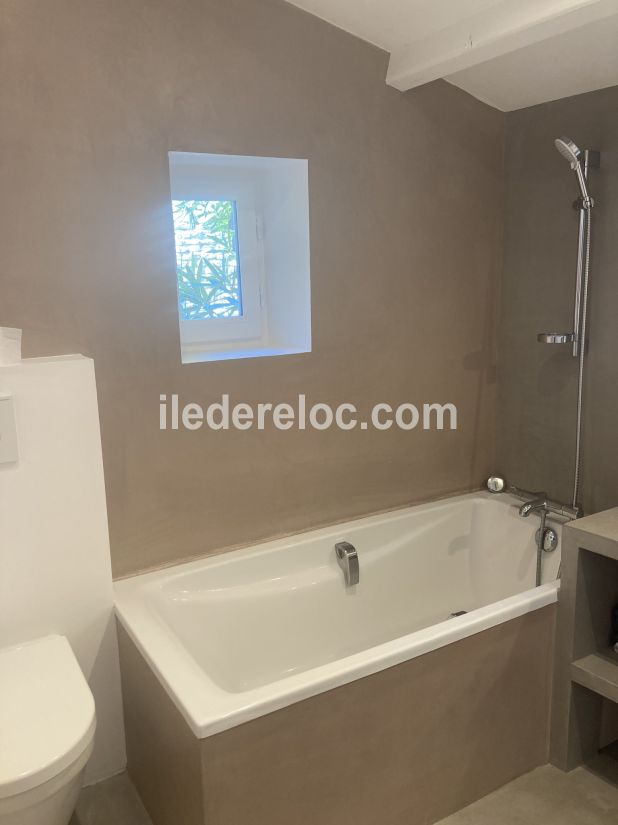 Photo 16 : SALLEDEBAIN d'une maison située à Les Portes-en-Ré, île de Ré.