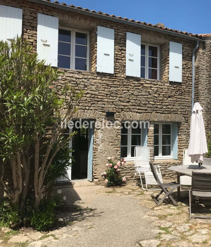 Photo 2 : EXTERIEUR d'une maison située à Les Portes-en-Ré, île de Ré.