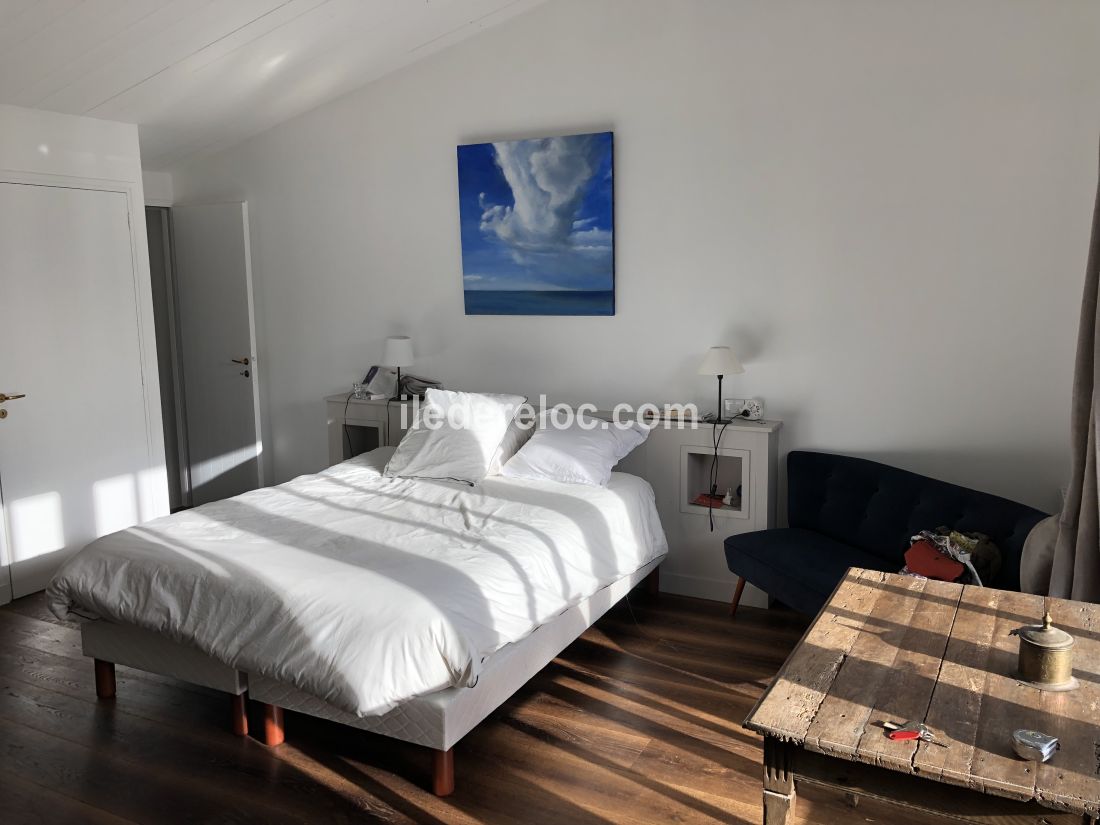 Photo 15 : CHAMBRE d'une maison située à Les Portes-en-Ré, île de Ré.