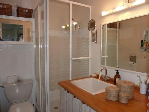 Photo 5 : SALLEDEBAIN d'une maison située à Les Portes, île de Ré.