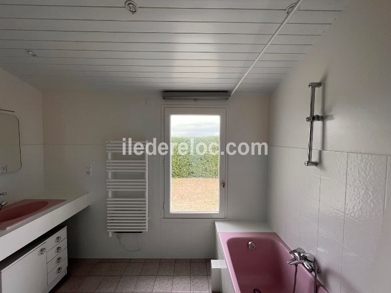 Photo 20 : SALLEDEBAIN d'une maison située à Saint-Clément-des-Baleines, île de Ré.