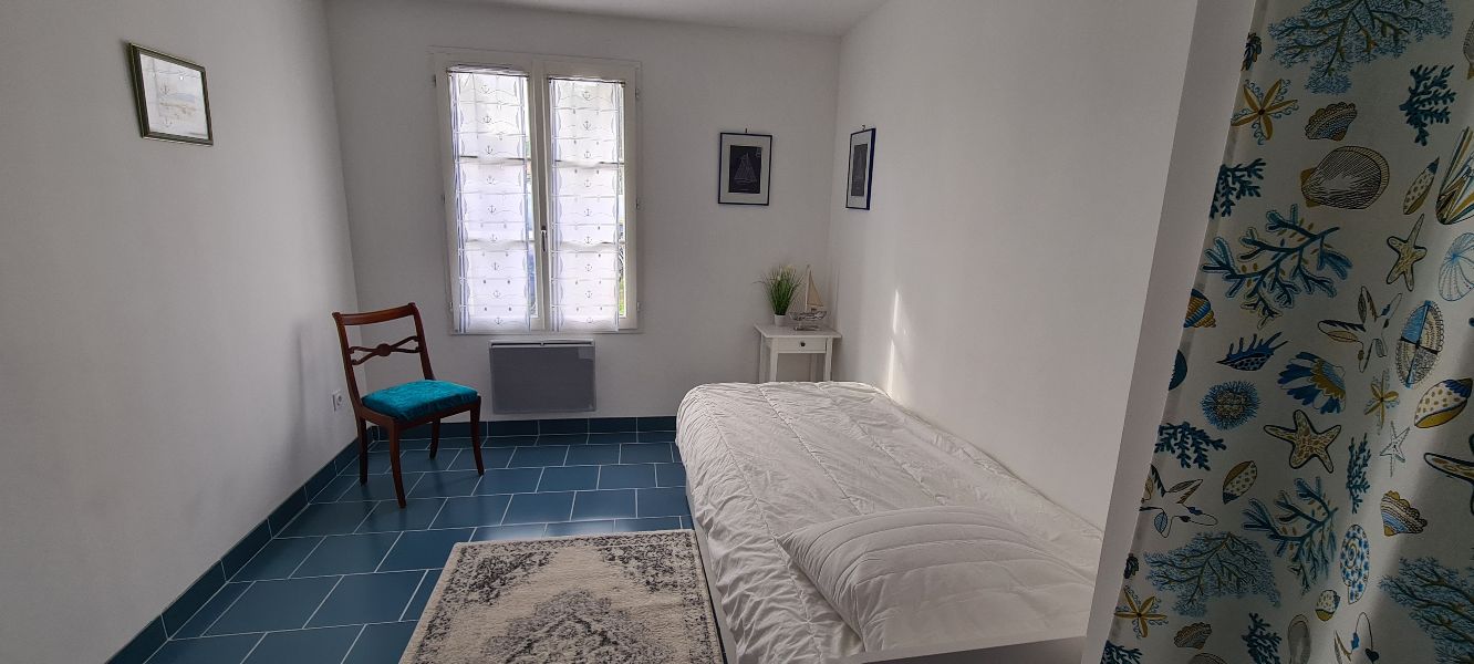 Photo 10 : CHAMBRE d'une maison située à Saint-Clément-des-Baleines, île de Ré.