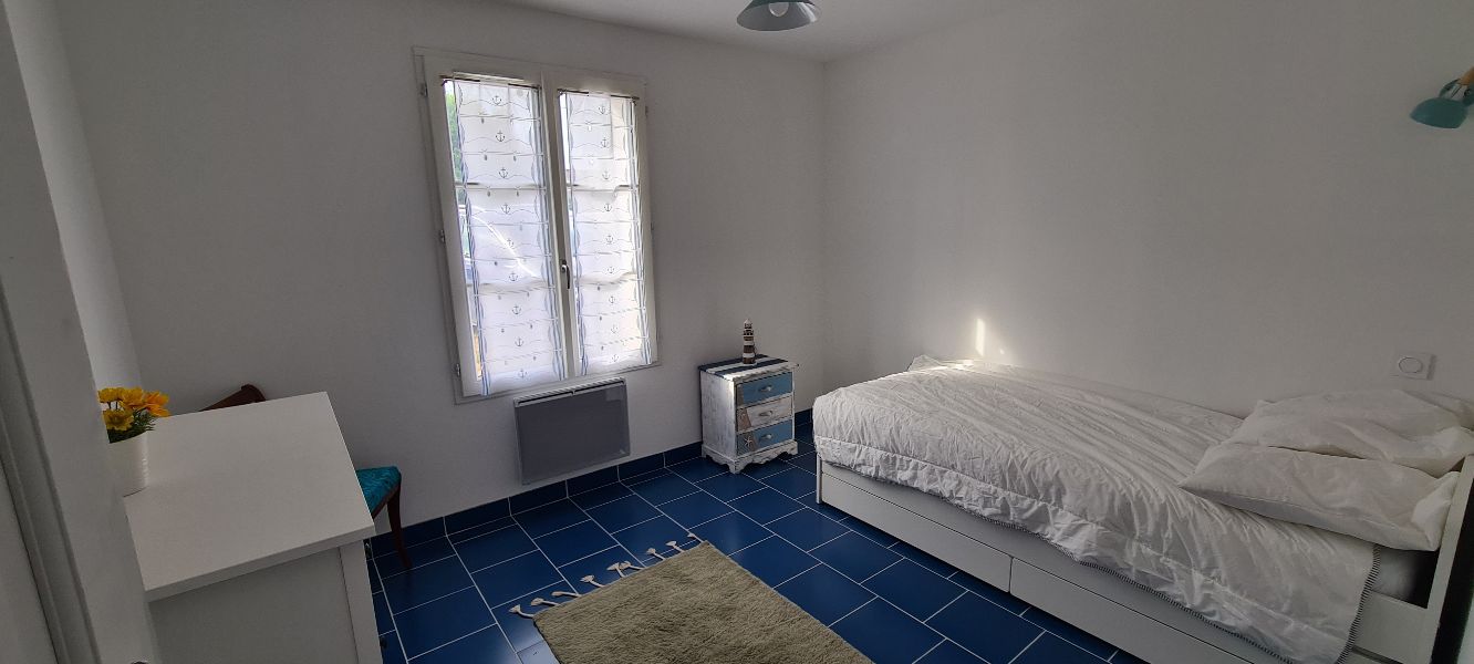 Photo 11 : CHAMBRE d'une maison située à Saint-Clément-des-Baleines, île de Ré.