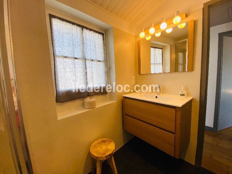 Photo 24 : SALLEDEBAIN d'une maison située à La Couarde-sur-mer, île de Ré.