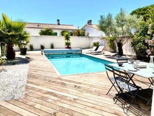 Ile de Ré:Villa de 150m2 avec jardin et piscine chauffee pour 8 personnes a 300m de la mer