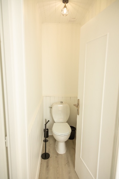 Photo 11 : WC d'une maison située à Saint-Martin-de-Ré, île de Ré.