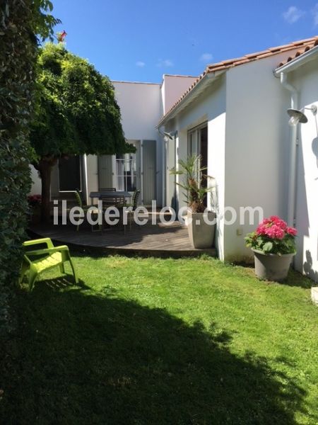 Photo 10 : JARDIN d'une maison située à Le Bois-Plage-en-Ré, île de Ré.