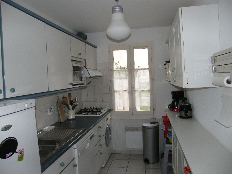 Photo 7 : CUISINE d'une maison située à La Couarde-sur-mer, île de Ré.