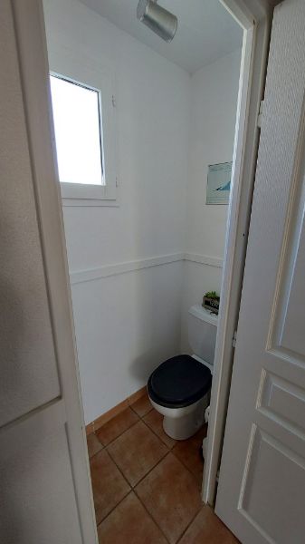 Photo 7 : WC d'une maison située à Ars en Ré, île de Ré.
