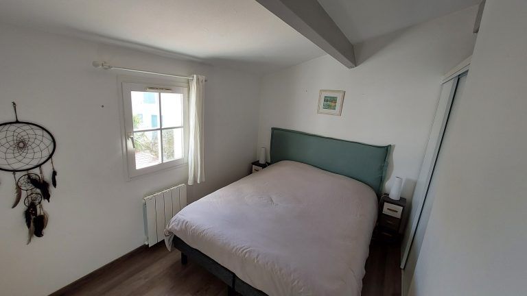 Photo 15 : CHAMBRE d'une maison située à Ars en Ré, île de Ré.