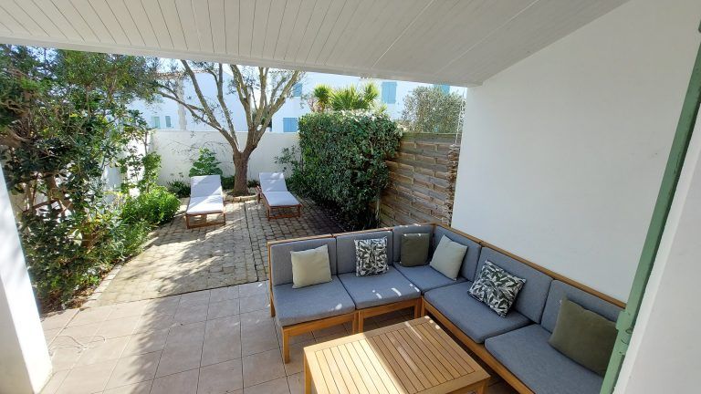 Photo 3 : TERRASSE d'une maison située à Ars en Ré, île de Ré.