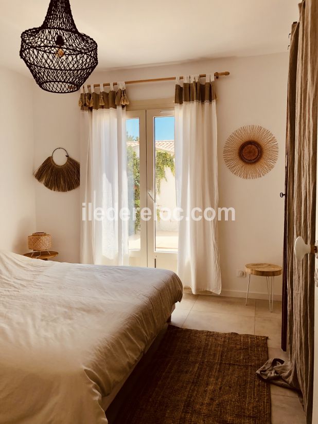 Photo 9 : CHAMBRE d'une maison située à Le Bois-Plage-en-Ré, île de Ré.