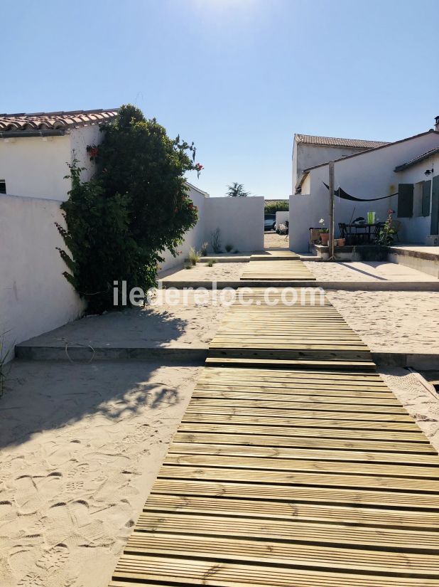 Photo 18 : JARDIN d'une maison située à Le Bois-Plage-en-Ré, île de Ré.