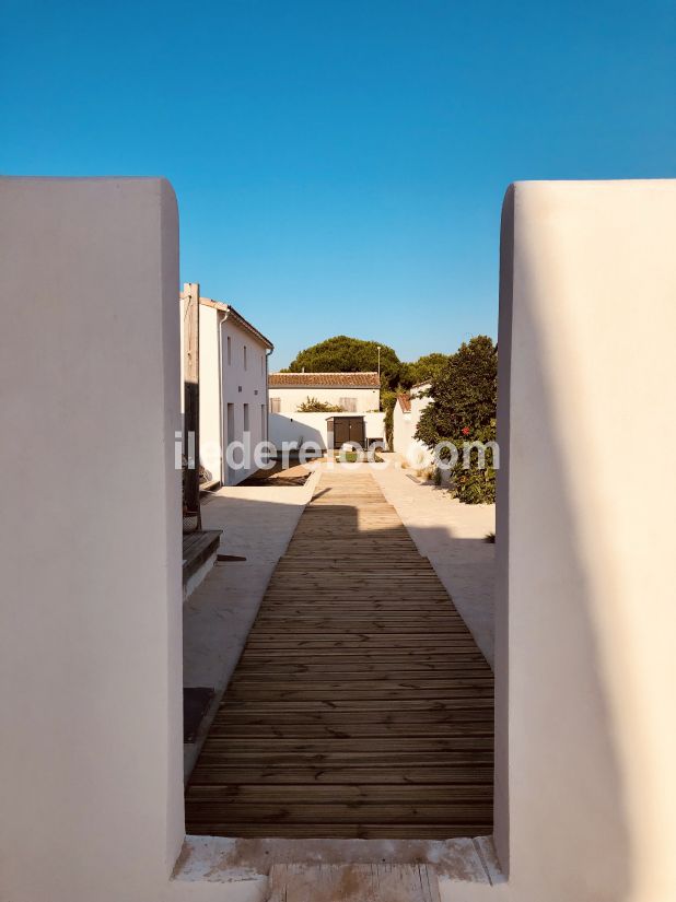 Photo 17 : EXTERIEUR d'une maison située à Le Bois-Plage-en-Ré, île de Ré.