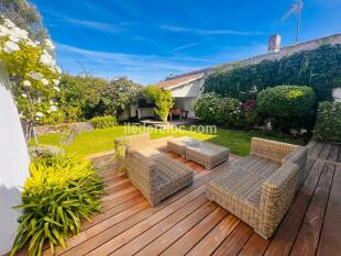 Ile de Ré:Maison familiale avec jardin à proximité directe du centre et des plages 