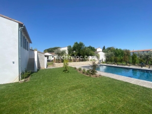 Ile de Ré:Sublime maison au centre du village avec sa piscine chauffée