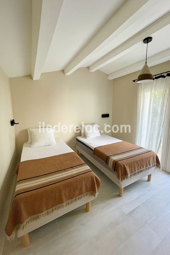 Photo 21 : CHAMBRE d'une maison située à Les Portes-en-Ré, île de Ré.