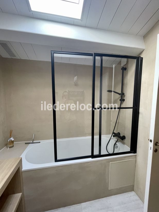 Photo 23 : SALLEDEBAIN d'une maison située à Les Portes-en-Ré, île de Ré.