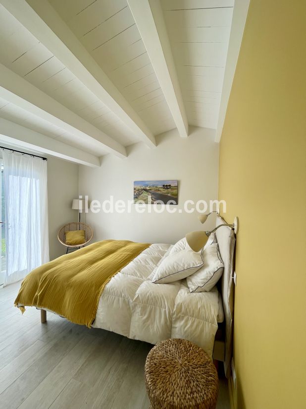 Photo 24 : CHAMBRE d'une maison située à Les Portes-en-Ré, île de Ré.