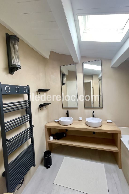 Photo 22 : SALLEDEBAIN d'une maison située à Les Portes-en-Ré, île de Ré.