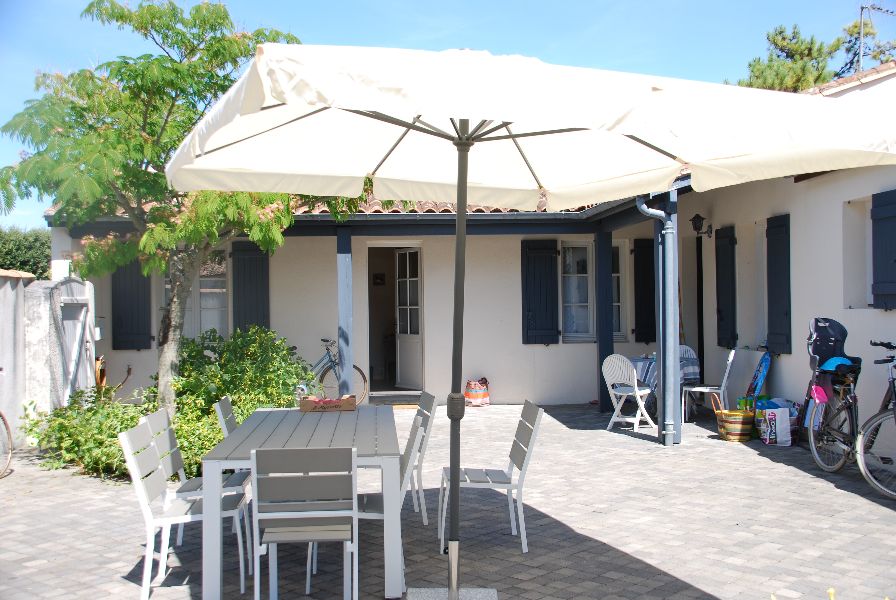 Photo 2 : EXTERIEUR d'une maison située à La Couarde-sur-mer, île de Ré.