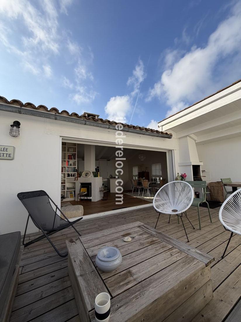 Photo 6 : TERRASSE d'une maison situ&eacute;e &agrave; Ars en R&eacute;, &icirc;le de R&eacute;.