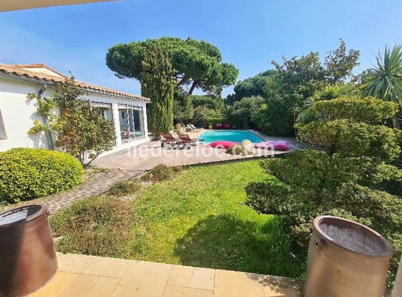 Photo 20 : JARDIN d'une maison située à Le Bois-Plage-en-Ré, île de Ré.