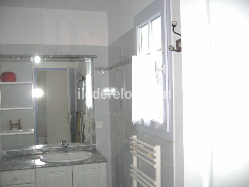Photo 6 : SALLEDEBAIN d'une maison située à Le Bois-Plage-en-Ré, île de Ré.