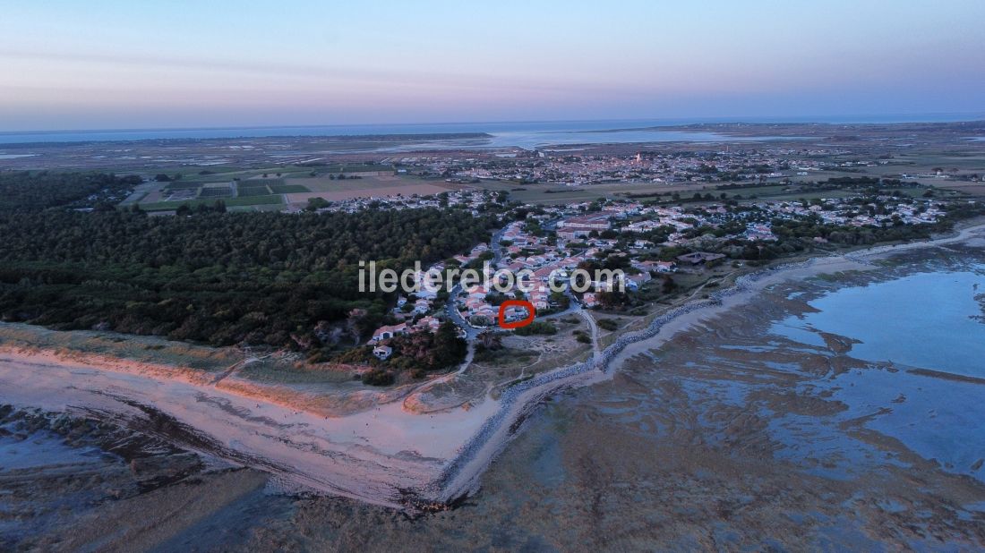 Photo 3 : EXTERIEUR d'une maison située à Ars en Ré, île de Ré.