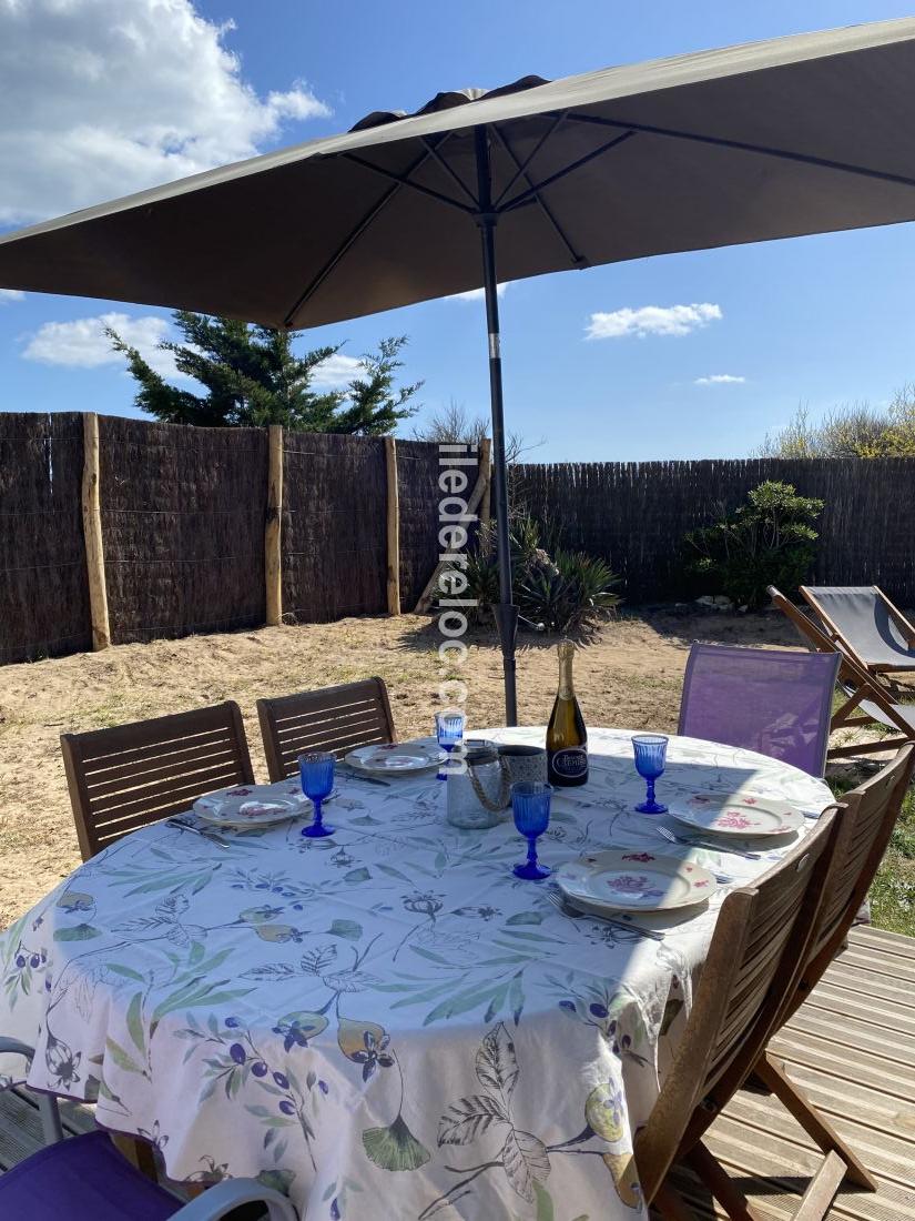 Photo 33 : TERRASSE d'une maison située à Ars en Ré, île de Ré.