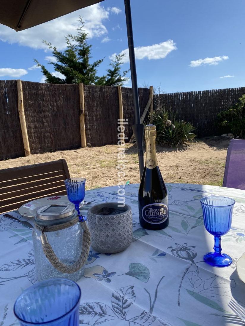 Photo 34 : TERRASSE d'une maison située à Ars en Ré, île de Ré.