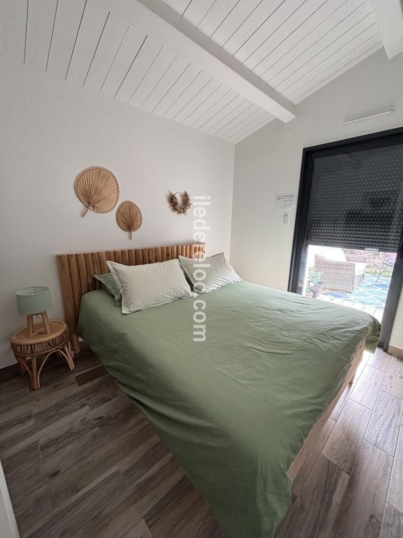 Photo 21 : CHAMBRE d'une maison situ&eacute;e &agrave; Ars en R&eacute;, &icirc;le de R&eacute;.