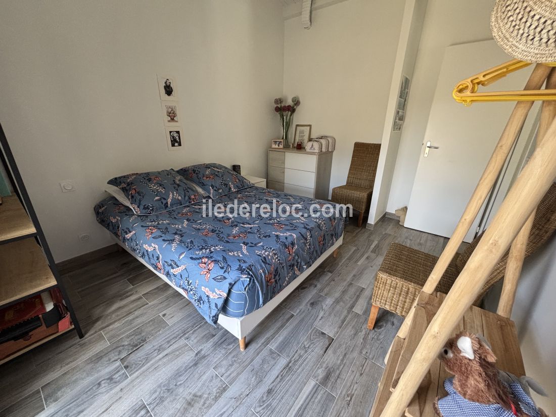 Photo 23 : CHAMBRE d'une maison situ&eacute;e &agrave; Ars en R&eacute;, &icirc;le de R&eacute;.