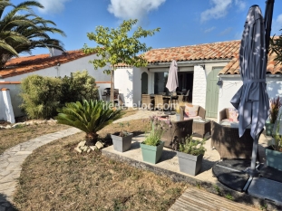 Ile de Ré:Maison avec vue sur l'océan au milieu des champs