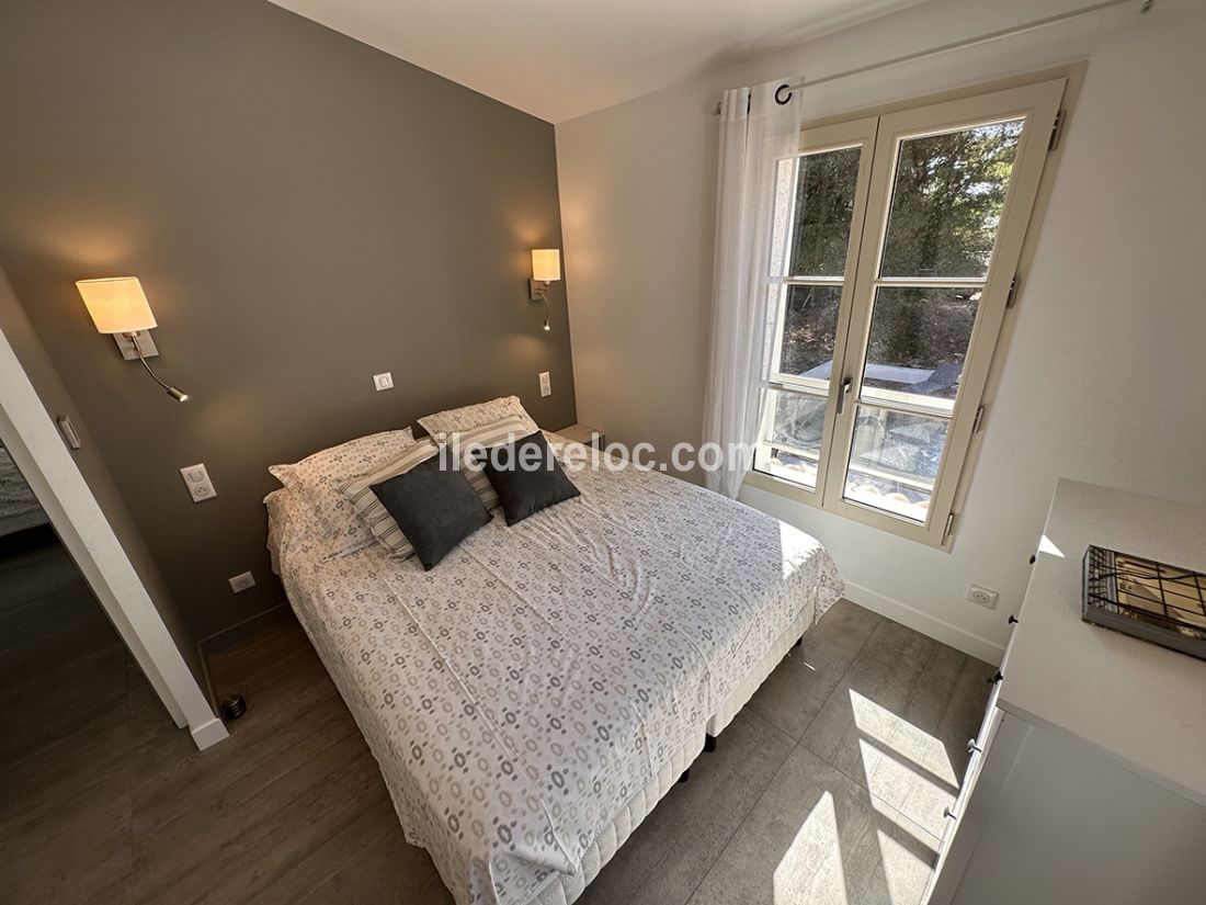 Photo 41 : CHAMBRE d'une maison située à Les Portes-en-Ré, île de Ré.