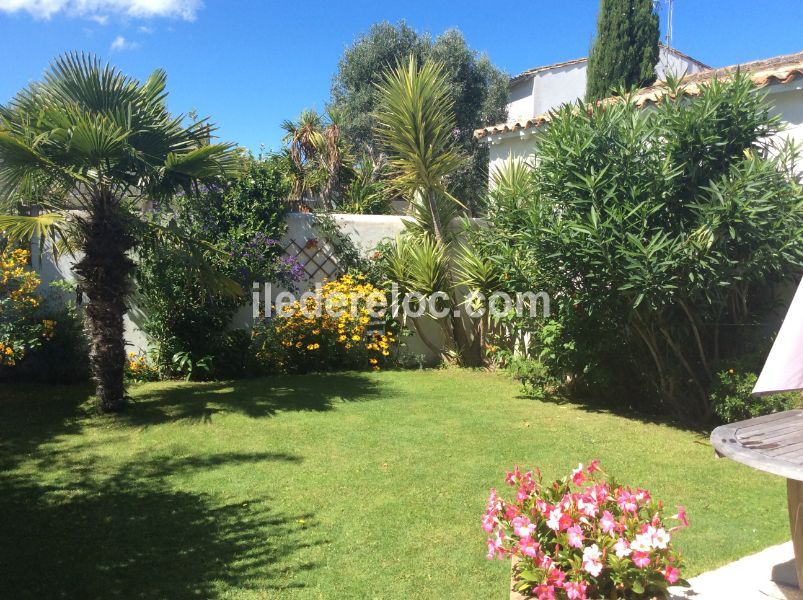 Photo 10 : JARDIN d'une maison située à Le Bois-Plage-en-Ré, île de Ré.