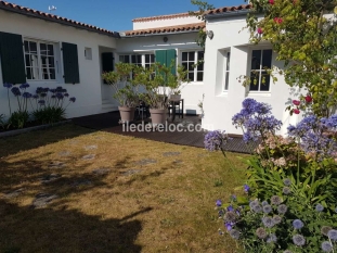 Ile de Ré:Maison avec jardin dans le centre du village