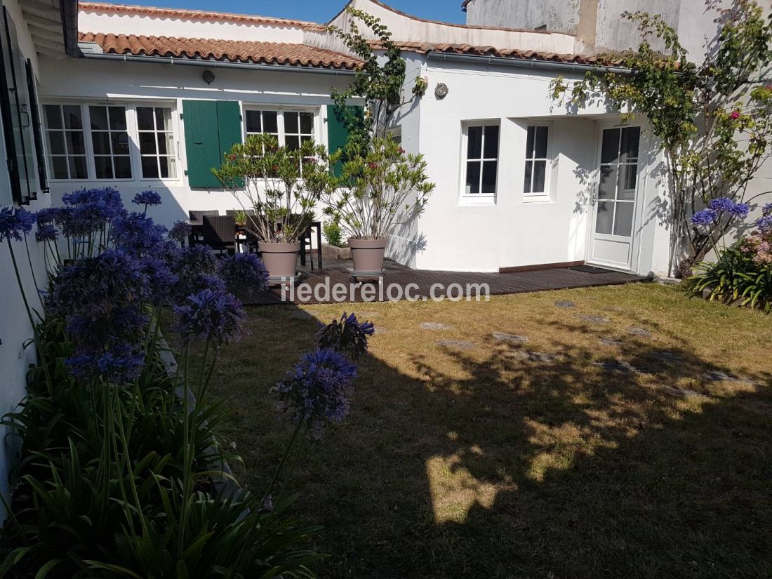 Photo 4 : EXTERIEUR d'une maison située à Ars en Ré, île de Ré.