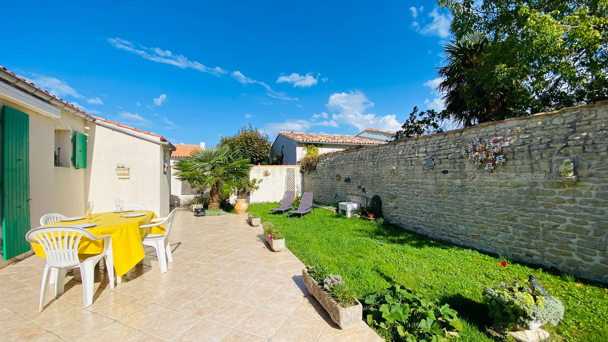 Photo 2 :  d'une maison située à Saint-Martin-de-Ré, île de Ré.