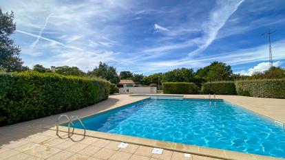 Ile de Ré:Villa avec piscine, terrain de tennis, boulodrome