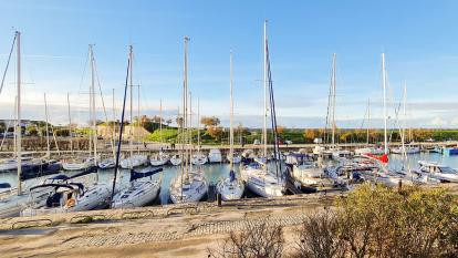 Ile de Ré:Villa vue sur le port de saint-martin avec sa cour