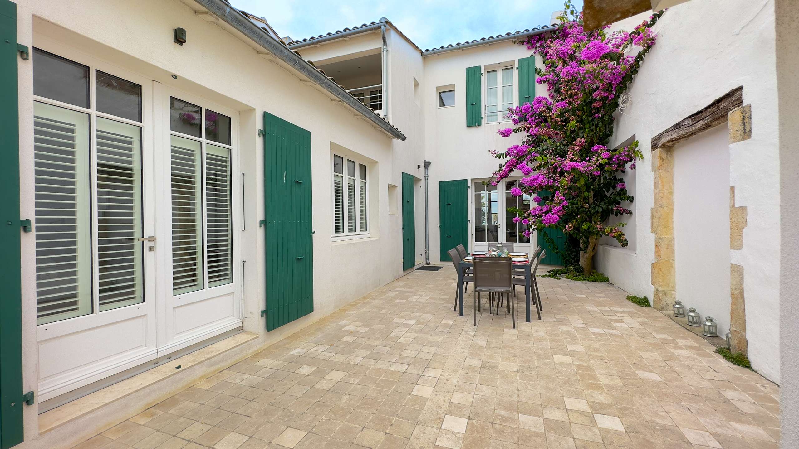 Photo 3 :  d'une maison située à Saint-Martin-de-Ré, île de Ré.