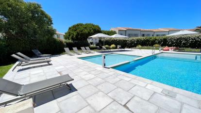 Ile de Ré:Jolie maison à étage avec cour, piscine et parking